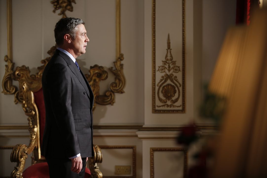 Lässt live im TV eine Bombe platzen: König Simon (Vincent Regan) ... - Bildquelle: Tim Whitby 2014 E! Entertainment Media LLC/Lions Gate Television Inc.