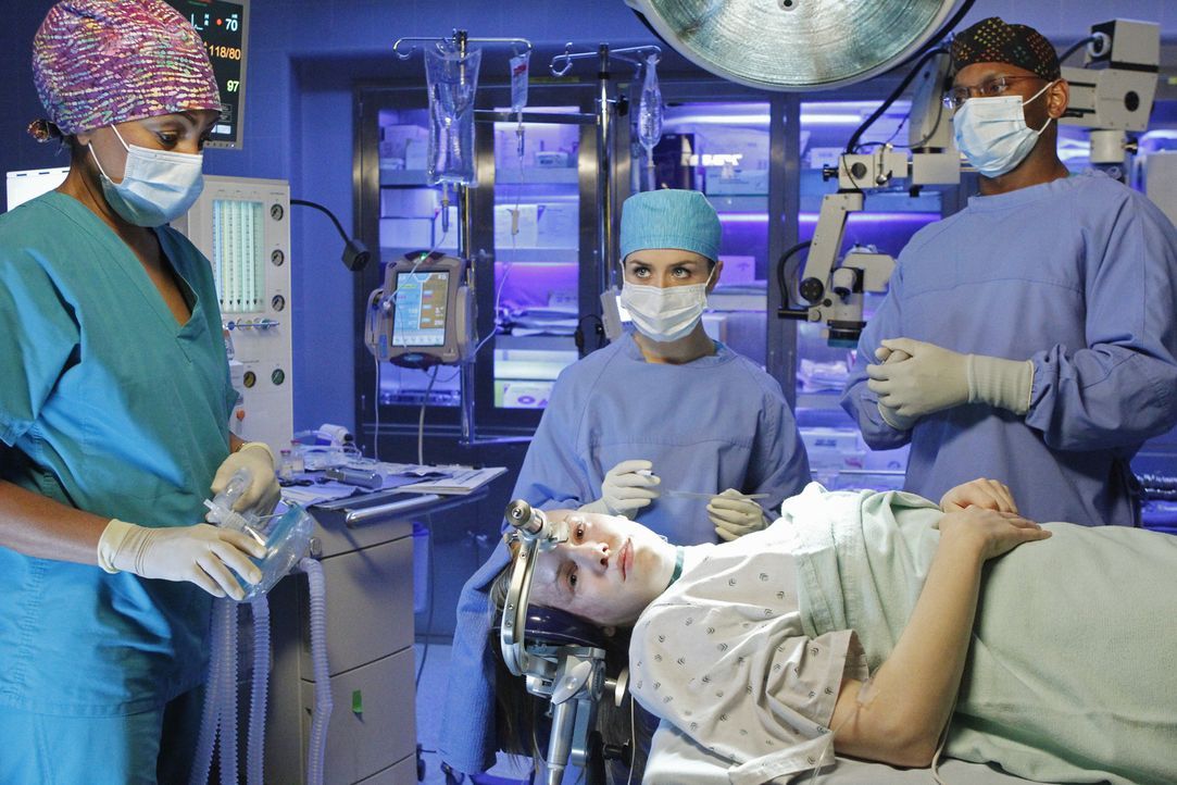 Amelia (Caterina Scorsone, M.) versucht mit einer Operation, das Augenlicht von Lizzie (Jeanette Brox, liegend) wiederherzustellen - doch wird es ih... - Bildquelle: ABC Studios