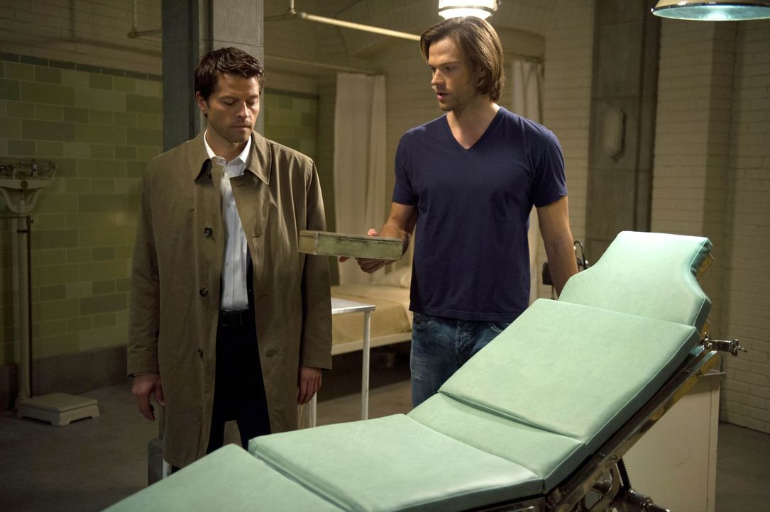 Als Castiel (Misha Collins, l.) erkennt, dass in Sam (Jared Padalecki, r.) noch ein wenig von Gadreels Gnade zurückgeblieben ist, entwickelt er eine... - Bildquelle: 2013 Warner Brothers