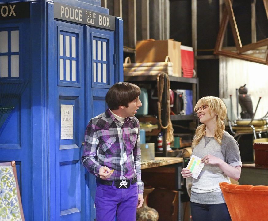 Howard (Simon Helberg, l.) und Bernadette (Melissa Rauch, r.) streiten sich darüber, welche Dinge Howard aus seiner Vergangenheit behalten darf. Plö... - Bildquelle: Warner Bros. Television