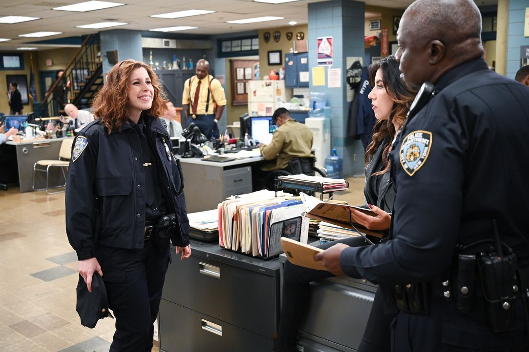 (v.l.n.r.) Debbie Fogle (Vanessa Bayer); Rosa Diaz (Stephanie Beatriz); Ray Holt (André Braugher) - Bildquelle: John P. Fleenor 2019 NBCUniversal Media, LLC / John P. Fleenor