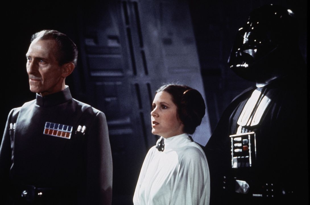 Unglücklicherweise gibt Prinzessin Leia (Carrie Fisher, M.) den Erpressern Vader (David Prowse, r.) und Admiral Tarkin (Peter Cushing, l.) nach. Di... - Bildquelle: Lucasfilm LTD. & TM. All Rights Reserved.