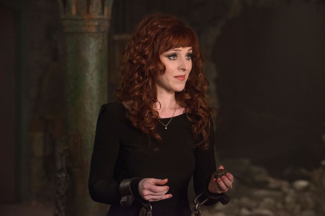 Nachdem Dean sich von seinem Bruder abgewandt hat, versucht Sam alles, um Rowena (Ruth Connell) dazu zu zwingen den Zauber anzuwenden, der das Mal v... - Bildquelle: 2016 Warner Brothers