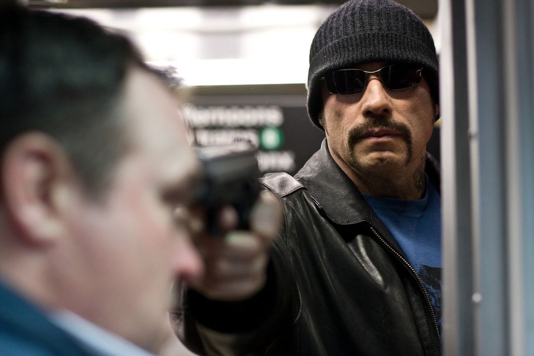 Der skrupellose Gangster Ryder (John Travolta) entführt zusammen mit seinen Komplizen die U-Bahn Pelham 123. Er nimmt viele Fahrgästen als Geisel... - Bildquelle: 2009 Columbia Pictures Industries, Inc. and Beverly Blvd LLC. All Rights Reserved.