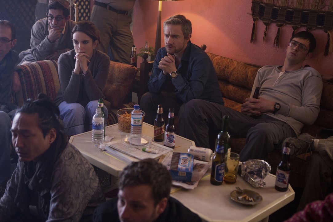 Auch wenn sich die Reporter Kim (Tina Fey, r.), Iain (Martin Freeman, M.) und Tall (Nicholas Braun, r.) irgendwann an das harte Leben in Afghanistan... - Bildquelle: Frank Masi 2015 Paramount Pictures. All Rights Reserved.