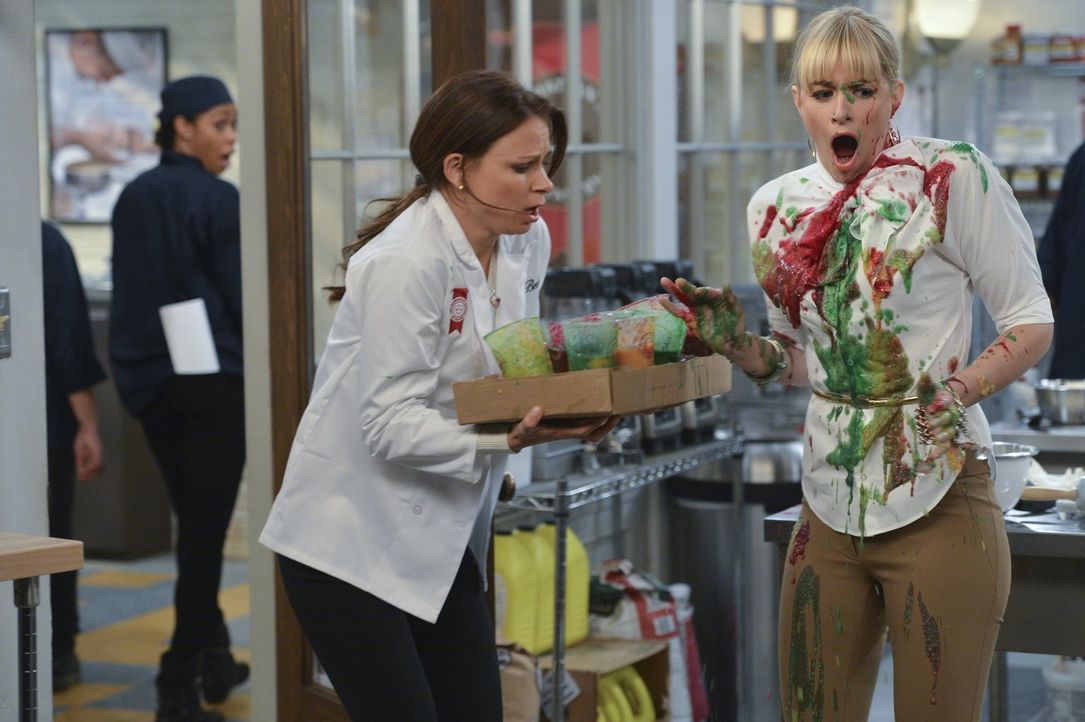 Caroline (Beth Behrs, r.) scheint vom Pech verfolgt zu sein, ebenso wie die verwirrte Sekretärin Bebe (Mary Lynn Rajskub, l.) ... - Bildquelle: Warner Bros. Television
