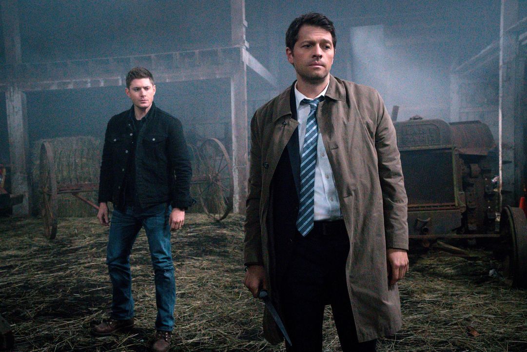 Während Dean (Jensen Ackles, l.) noch immer mit möglichen Auswirkungen des Mals zu kämpfen hat, plagen Castiel (Misha Collins, r.) Gewissensbisse, a... - Bildquelle: 2016 Warner Brothers