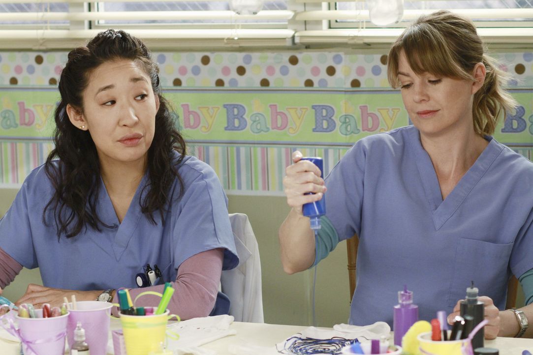 Stehen Mark und Arizona bei den Vorbereitungen für Callies Baby-Party bei: Meredith (Ellen Pompeo, r.) und Cristina (Sandra Oh, l.) ... - Bildquelle: ABC Studios
