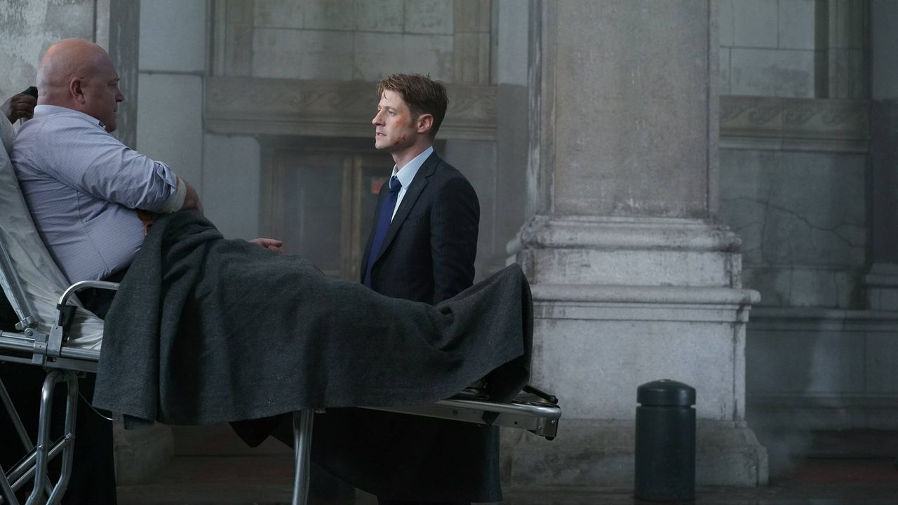 Das Böse treibt in Gotham weiter sein Unwesen. Jim Gordon (Ben McKenzie, r.) und Nanthiel Barnes (Michael Chiklis, l.) versuchen alles, dem ein Ende... - Bildquelle: Warner Brothers