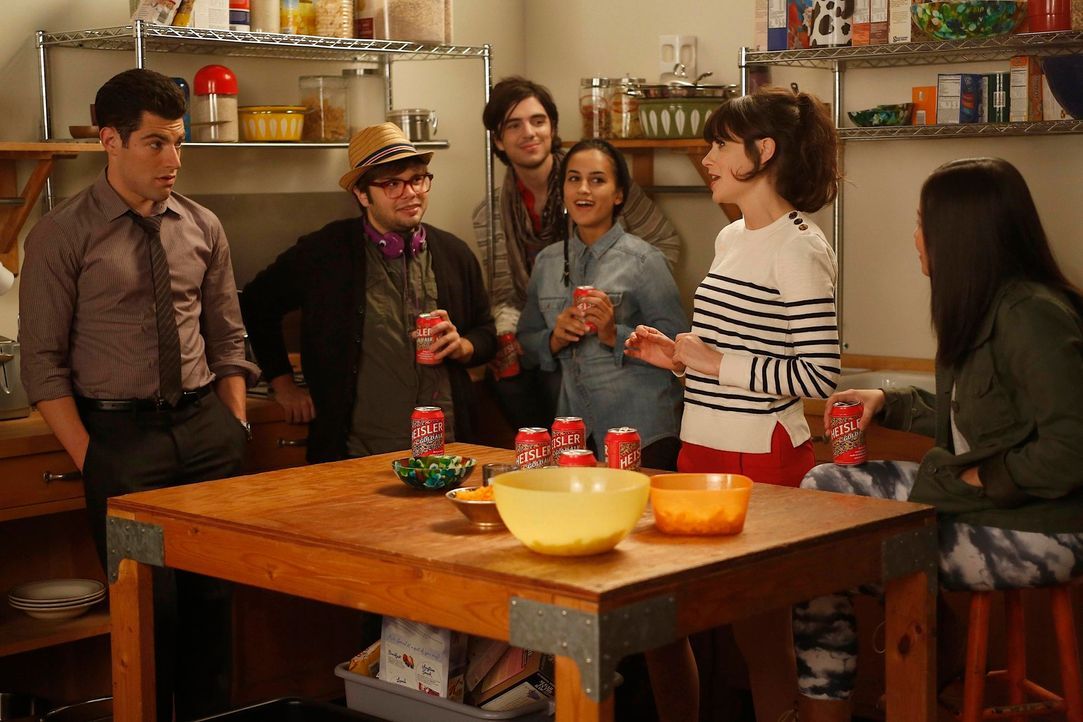 Als Chaz (Charlie Saxton, 2.v.l.), Fife (Morgan Krantz, 3.v.l.), Sutton (Jinny Chung, r.) und Brorie (Jasmine Di Angelo, 3.v.r.) in die Wohnung gege... - Bildquelle: 2012 Twentieth Century Fox Film Corporation. All rights reserved.