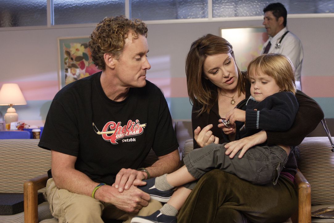Jordan (Christa Miller, M.) macht Dr. Cox (John C. McGinley, l.) Vorwürfe, da er ihrem Sohn Jack (Andrew Miller, r.) gegenüber zu offen und unverb... - Bildquelle: Touchstone Television