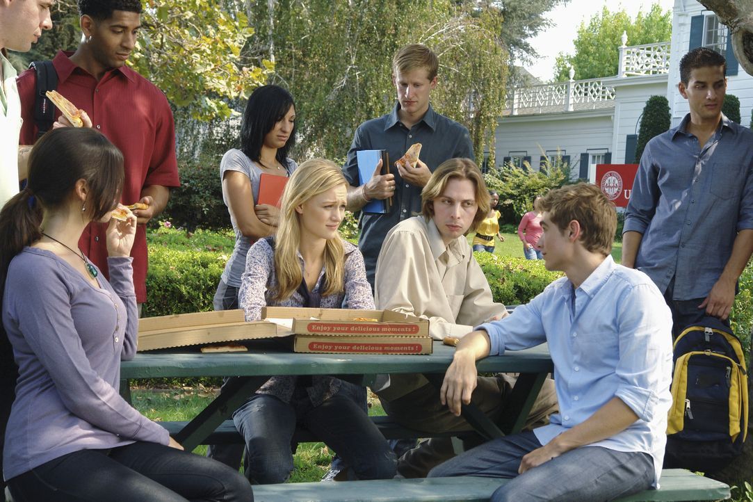 Die neuen Medizinstudenten unter anderem, Cole (Dave Franco, 2.v.r.) und Lucy (Kerry Bishe, M.), haben es nicht immer leicht .... - Bildquelle: Touchstone Television