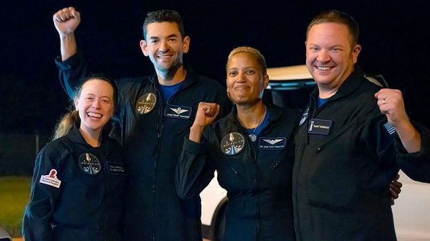 Laien-Astronauten nach Reise ins Weltall zurück auf der Erde