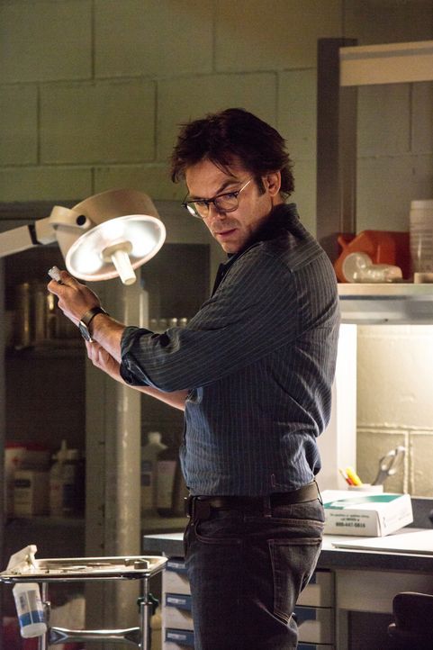 Selbst das gefangene Jungtier verhält sich gegenüber Mitch (Billy Burke) ungewohnt aggressiv ... - Bildquelle: Steve Dietl 2015 CBS Broadcasting Inc. All Rights Reserved.