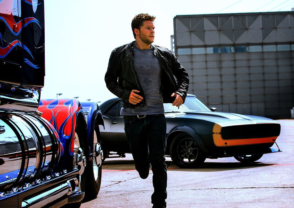 Als der Vater von Shanes (Jack Reynor) Freundin den Alien-Führer und Transformer Optimus Prime in seiner Scheune findet, beginnt für alle vier ein W... - Bildquelle: (2016) Paramount Pictures. All Rights Reserved. TRANSFORMERS, its logo and all related characters are trademarks of Hasbro and are used with permiss