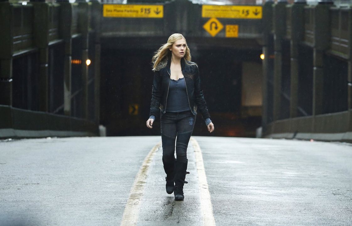 In der Stadt des Lichts wird Clarke (Eliza Taylor) vor eine wichtige Entscheidung gestellt, die das Ende der Menschheit auf der Erde einläuten könnt... - Bildquelle: 2014 Warner Brothers