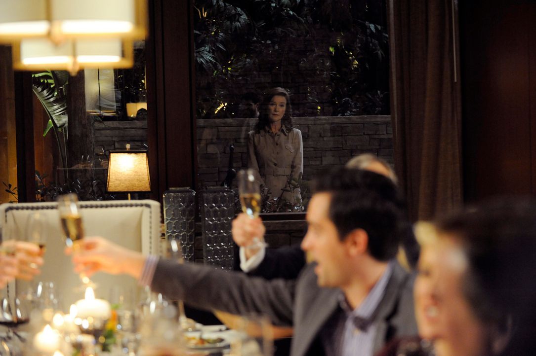 Taylor und Michael geben eine Dinnerparty, um ihren Freunden zu eröffnen, dass sie ein Baby erwarten. Doch dann taucht Olivia (Valerie Mahaffey) auf... - Bildquelle: ABC Studios
