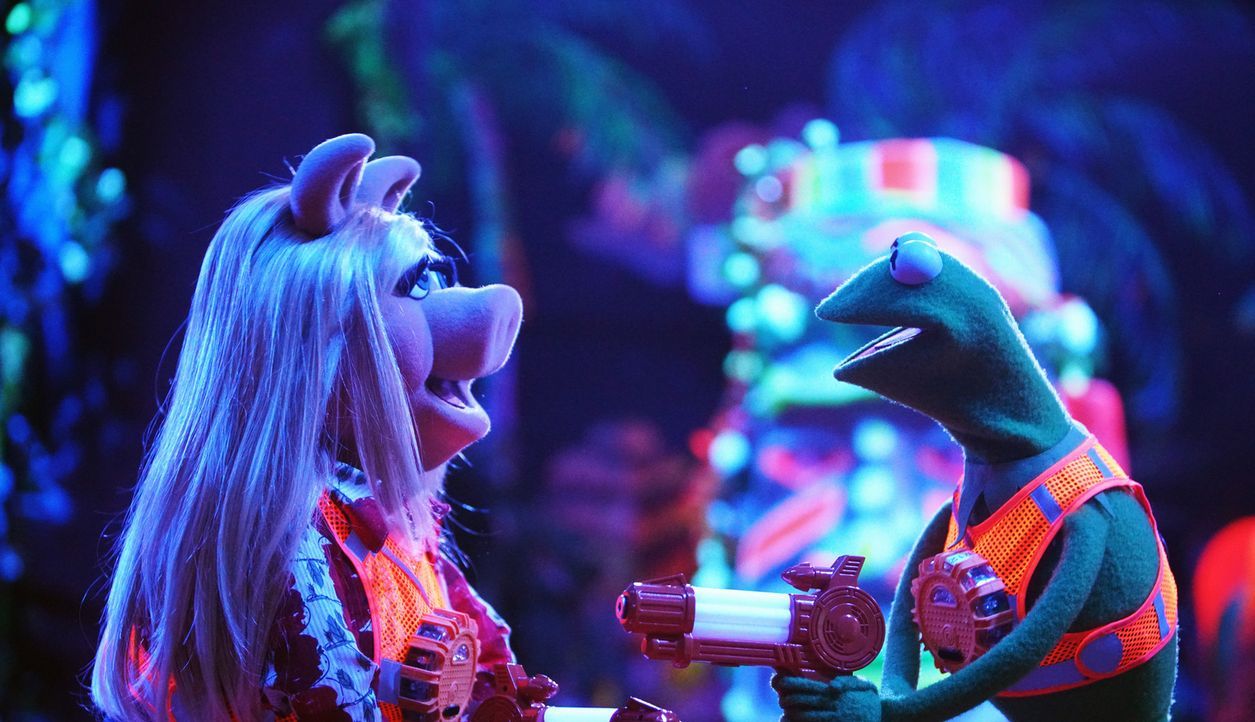 Die Funken zwischen Kermit (r.) und Miss Piggy (l.) fliegen, als sie vorgeben wieder ein Paar zu sein, um Kermits Neffen nicht zu verletzen ... - Bildquelle: Andrea McCallin ABC Studios