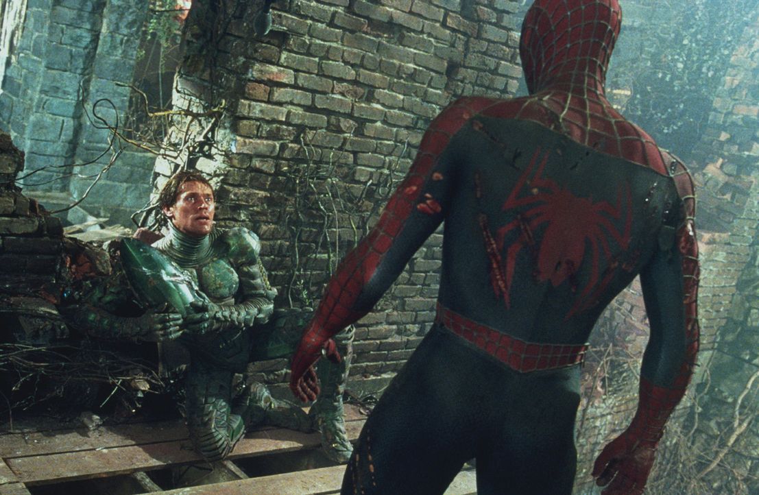 Spider-Man (Tobey Maguire, r.) ist es gelungen, seinen bösen Gegenspieler (Willem Dafoe, l.) in die Knie zu zwingen. Doch wird er ihn für immer un... - Bildquelle: 2003 Sony Pictures Television International