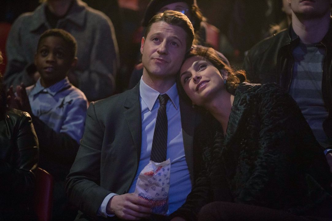 Ein romantischer Zirkusbesuch endet für Jim Gordon (Ben McKenzie, l.) und Leslie Thompkins (Morena Baccarin, r.) komplett anders als geplant ... - Bildquelle: Warner Bros. Entertainment, Inc.
