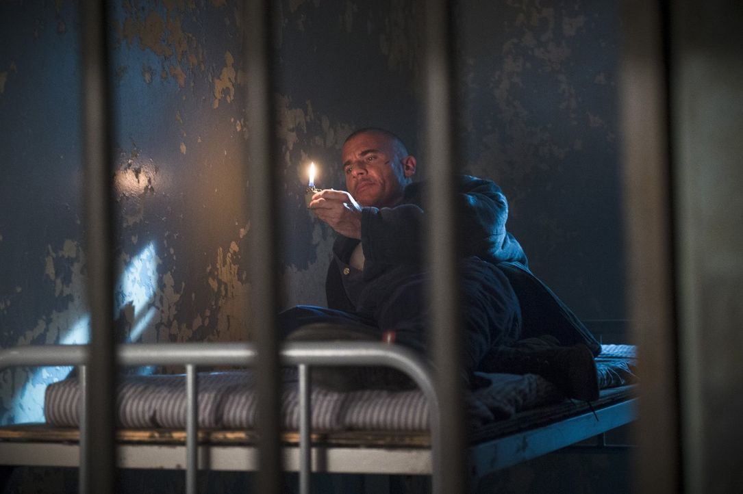 Während Mick (Dominic Purcell) in einem angeblich Aus- und Einbruch sicherem Gebäude gefangen gehalten wird, schickt Rip Sara auf eine geheime Missi... - Bildquelle: 2015 Warner Bros.