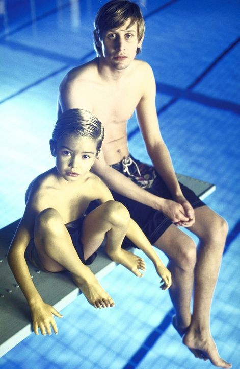Für die kleine Wasserratte Paul (Nikita Wokurka, l.) ist der neue Freund seiner Mutter, Nichtschwimmer Felix (Martin Glade, r.), keine ernst zu neh... - Bildquelle: ProSieben