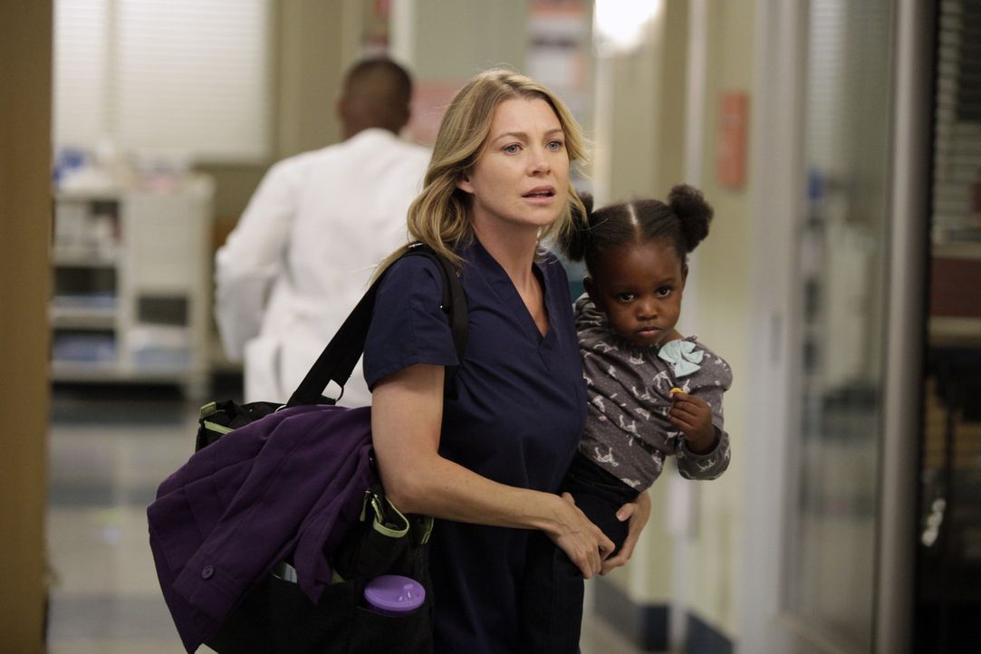 Während Meredith (Ellen Pompeo, l.) Schwierigkeiten hat, sich neben einem aufreibenden Fall auch um Zola zu kümmern, assistiert Cristina Dr. Thoma... - Bildquelle: ABC Studios