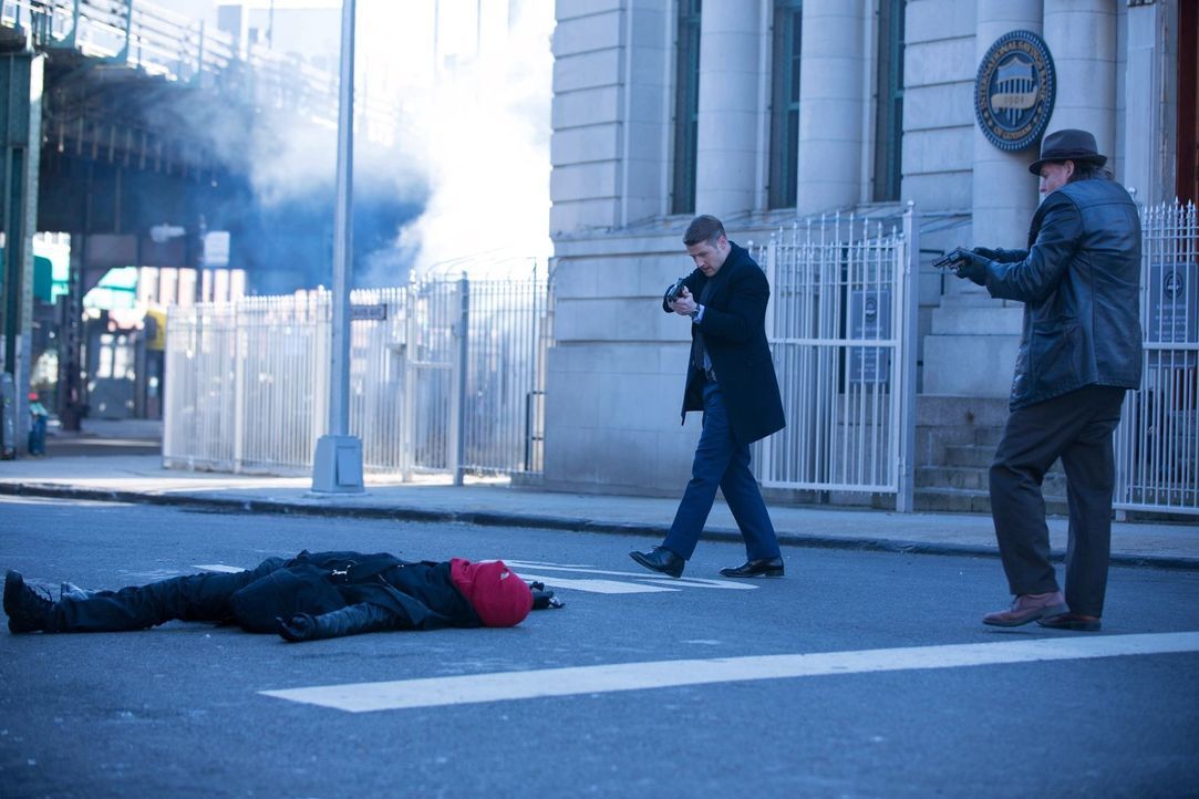 Nach einer Serie von Banküberfällen nehmen sie die Red Hood Gang ins Visier: Gordon (Benjamin McKenzie, l.) und Bullock (Donal Logue, r.) ... - Bildquelle: Warner Bros. Entertainment, Inc.