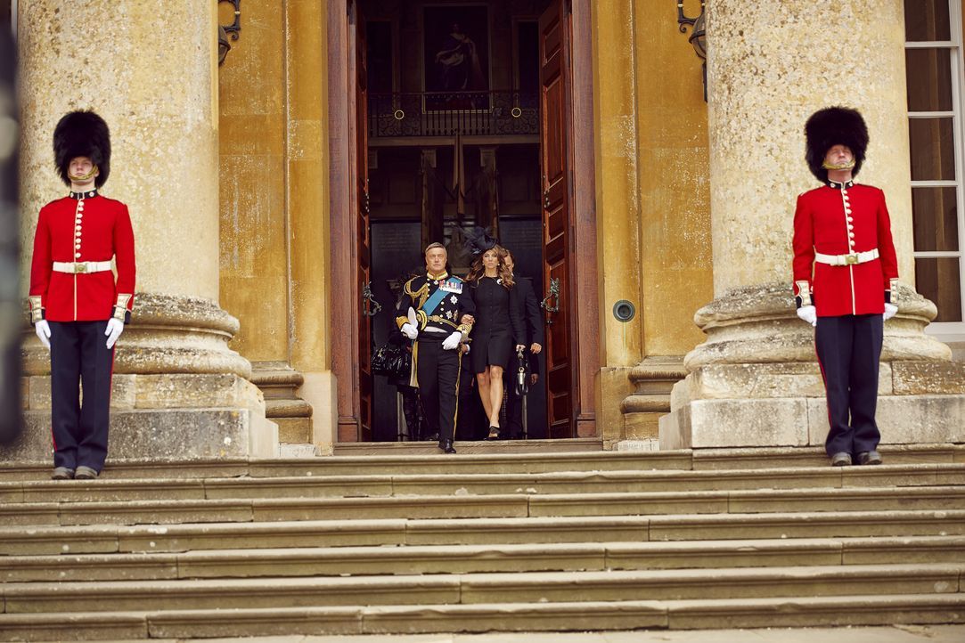 Das Königshaus muss den Unfalltod des Thronfolgers Prinz Robert, der bei einer Militärübung ums Leben kam, verkraften:  König Simon (Vincent Regan,... - Bildquelle: 2014 E! Entertainment Media LLC/Lions Gate Television Inc.