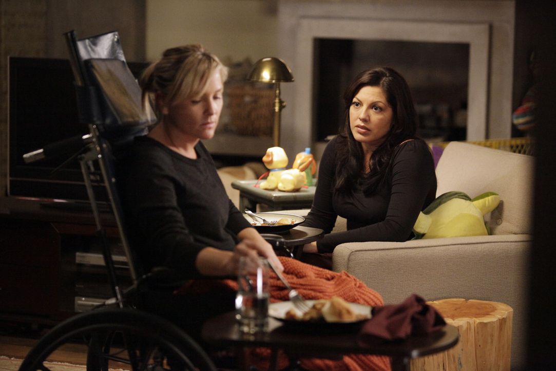 Während Bailey von ihren ehemaligen Schützlingen genervt ist, stehen Callie (Sara Ramirez, r.) und Arizona (Jessica Capshaw, l.) vor einen schwere... - Bildquelle: ABC Studios