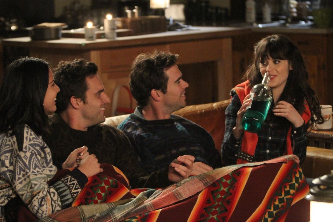 Ein Pärchen-Wochenende für Jess (Zooey Deschanel, r.), Sam (David Walton, 2.v.r.), Nick (Jake Johnson, 2.v.l.) und Angie (Olivia Munn, l.) endet in... - Bildquelle: 2012 Twentieth Century Fox Film Corporation. All rights reserved.