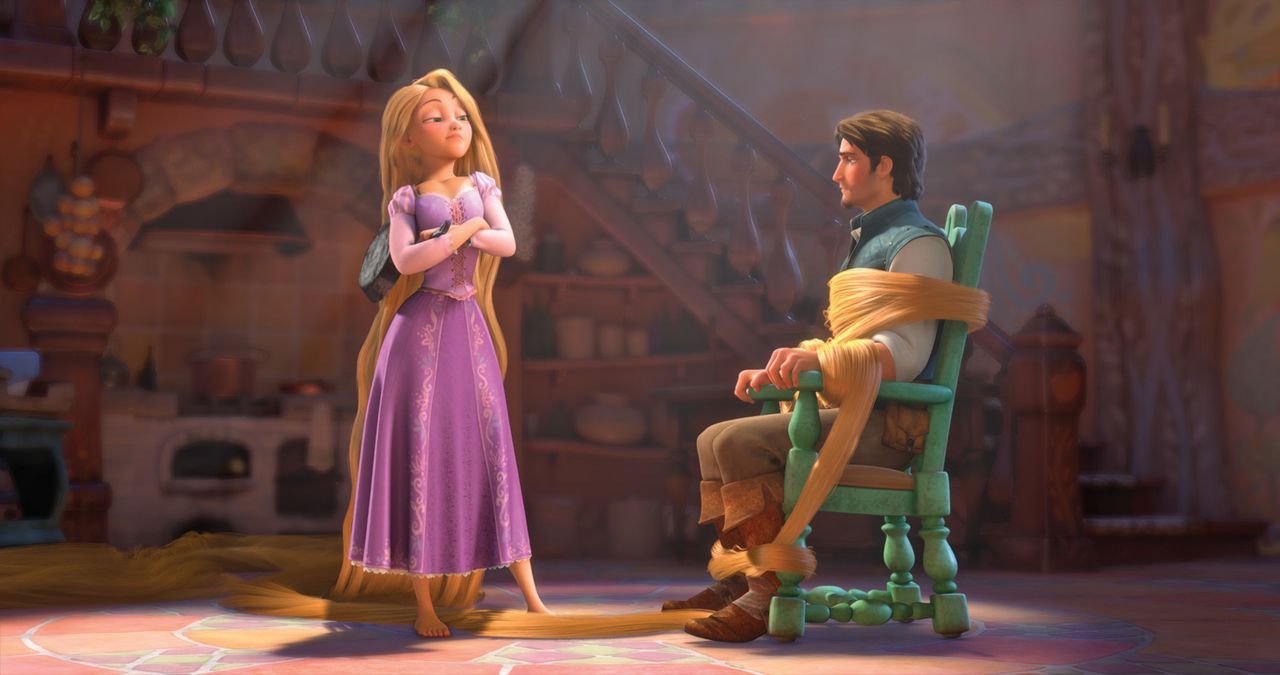 Rapunzel (l.) lässt sich Nichts so einfach gefallen und bietet dem Eindringling in ihren Turm tapfer die Stirn. Doch als sie merkt, dass Flynn (r.)... - Bildquelle: Disney.  All rights reserved
