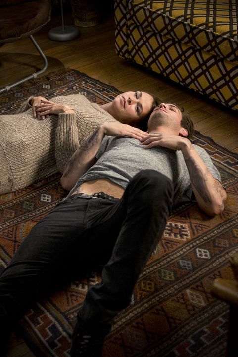 Liza (Sutton Foster, l.) macht sich Gedanken über das nächste Date mit Josh (Nico Tortorella, r.). Soll sie sich wirklich voll und ganz auf den jung... - Bildquelle: Hudson Street Productions Inc 2015