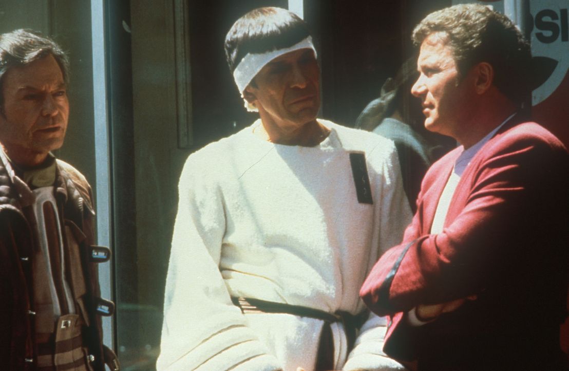 Dr. McCoy (DeForest Kelley, l.) Mr. Spock (Leonard Nimoy, M.) und Kirk (William Shatner, r.) im San Francisco der Gegenwart ... - Bildquelle: Paramount Pictures