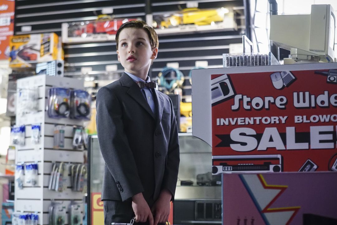 Als seine Mutter ihm verbietet ein Comic zu lesen, beschließt Sheldon (Iain Armitage), dass es an der Zeit ist, sich von der mütterlichen Aufsicht z... - Bildquelle: Warner Bros. Television