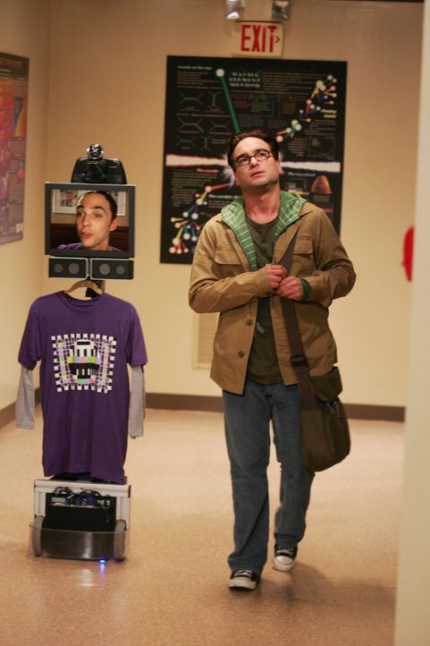 Sheldon (Jim Parsons, l.) hat ein mobiles Gerät entworfen, mit dem er per Kamera, Mikro und Lautsprecher über einen Monitor mit den anderen kommun... - Bildquelle: Warner Bros. Television