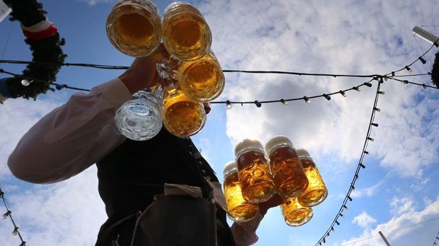 Bier auf dem Oktoberfest gut 15 Prozent teurer