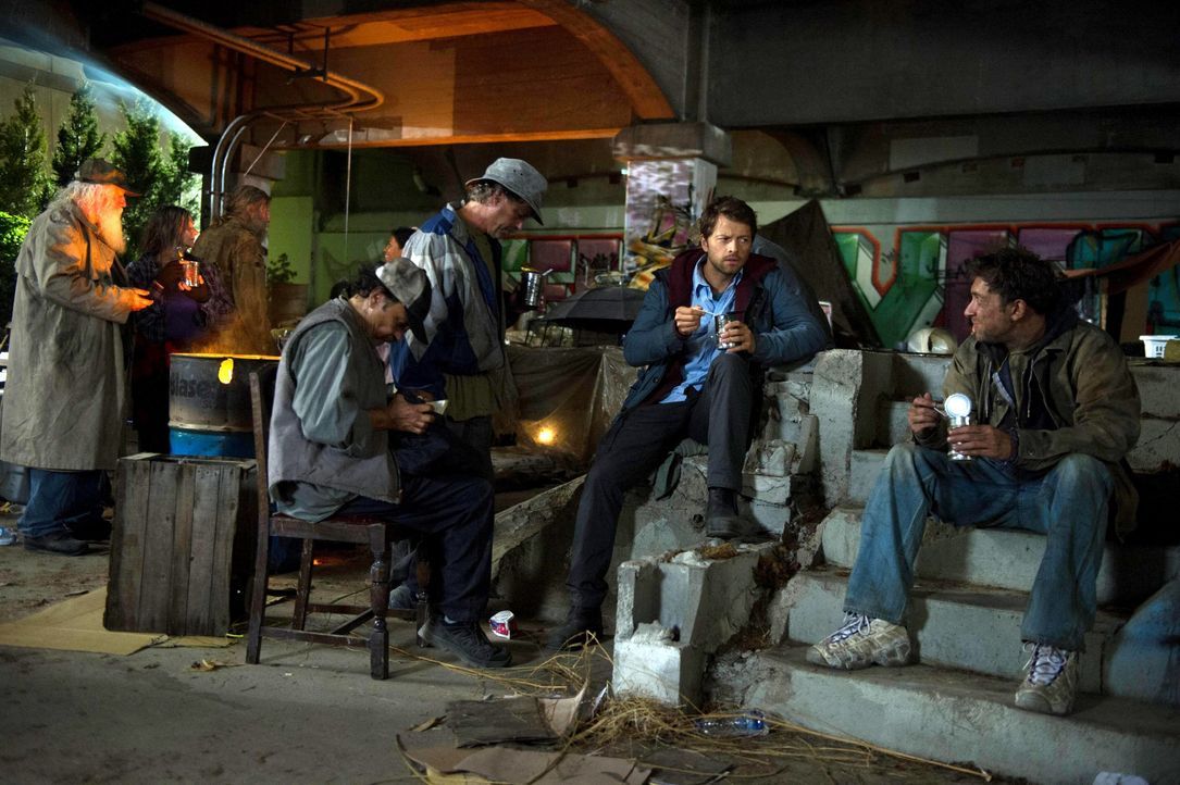 Als Obdachloser versucht Castiel (Misha Collins, 2.v.r.), zu lernen, was es heißt ein Mensch zu sein und lernt einige hilfsbereite Menschen, wie Vag... - Bildquelle: 2013 Warner Brothers