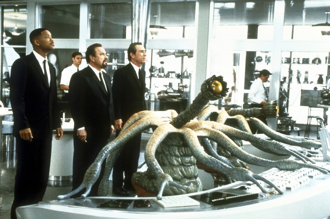 Kontrollieren die außerirdische Migration: MIB-Agent Zed (Rip Torn, M.), Agent K (Tommy Lee Jones, r.) und Agent J (Will Smith, l.) ... - Bildquelle: Columbia TriStar
