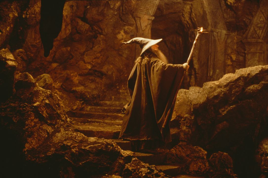 Der Zauberer Gandalf (Ian McKellen) findet das Geheimnis des Ringes heraus. Er und seine Gefährten müssen sich vor dem dunklen Herrscher Sauron in S... - Bildquelle: Warner Brothers