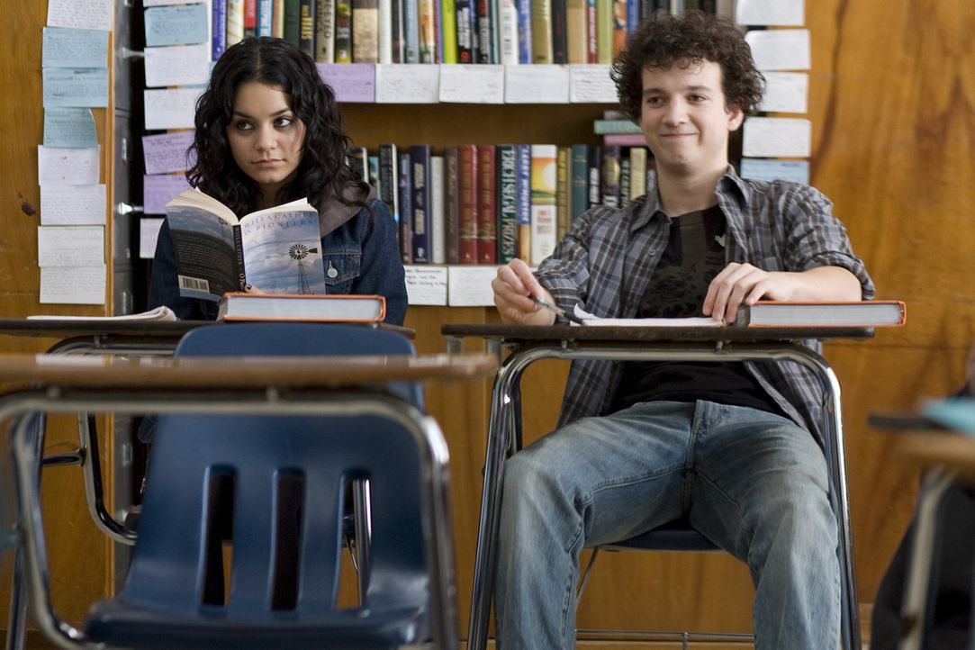 Kaum an der neuen Schule, muss sich Will Burton (Gaelan Connell, r.) eingestehen, dass er sich in Sa5m (Vanessa Hudgens, l.) verliebt hat. Doch sein... - Bildquelle: Van Redin 2009 SUMMIT ENTERTAINMENT, LLC and WALDEN MEDIA, LLC ALL RIGHTS RESERVED.