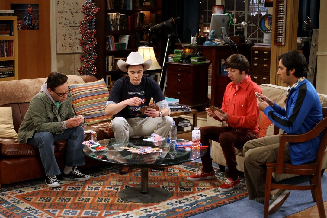 Während Sheldon (Jim Parsons, 2.v.l.) mit seinen Freunden Raj (Kunal Nayyar, r.), Leonard (Johnny Galecki, l.) und Howard (Simon Helberg, 2.v.r.) K... - Bildquelle: Warner Bros. Television