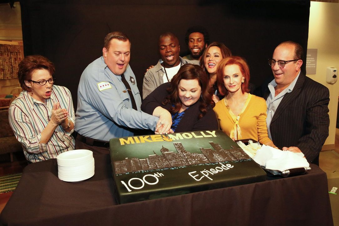 Das Team feiert die 100. Episode von Mike & Molly ... - Bildquelle: Warner Brothers