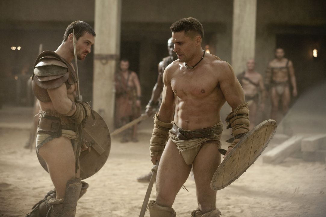 Können sich nicht ausstehen, haben aber nur gemeinsam eine Chance gegen den Titanen der Arena: Spartacus (Andy Whitfield, l.) und Crixus (Manu Benn... - Bildquelle: 2010 Starz Entertainment, LLC