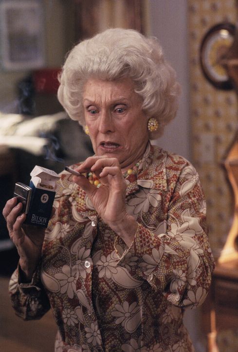 Zu allem Übel taucht plötzlich Großmutter Ida (Cloris Leachman) auf und nistet sich bei der Familie ein. Jeder Versuch, sie schnell wieder loszuw... - Bildquelle: TM +   2000 Twentieth Century Fox Film Corporation. All Rights Reserved.