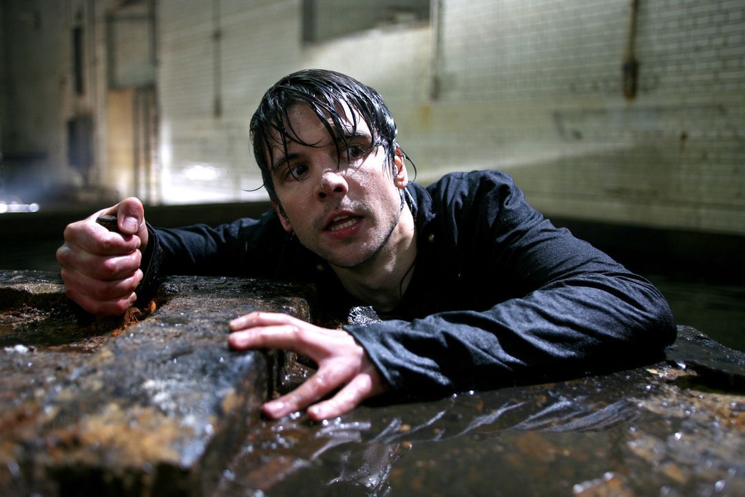 Connor (Andrew Lee Potts) versucht Abby aus den Fängen des Monsters zu retten ... - Bildquelle: ITV Plc