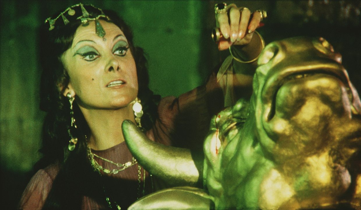Zenobia (Margaret Whiting) erweckt mit schwarzer Magie den Bronzekoloss Minathon zum Leben ... - Bildquelle: Columbia Pictures