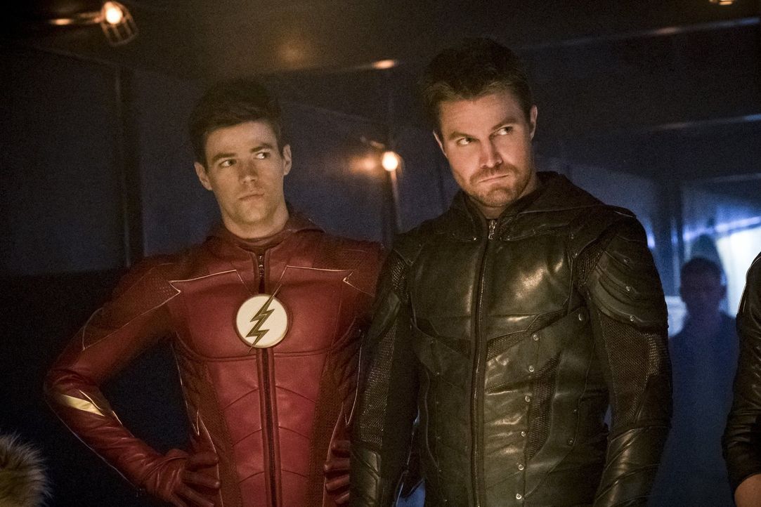 Barry alias The Flash (Grant Gustin, l.), Oliver alias Green Arrow (Stephen Amell, r.) und ihre Freunde fassen einen Plan, um der Nazi-Erde zu entko... - Bildquelle: 2017 Warner Bros.