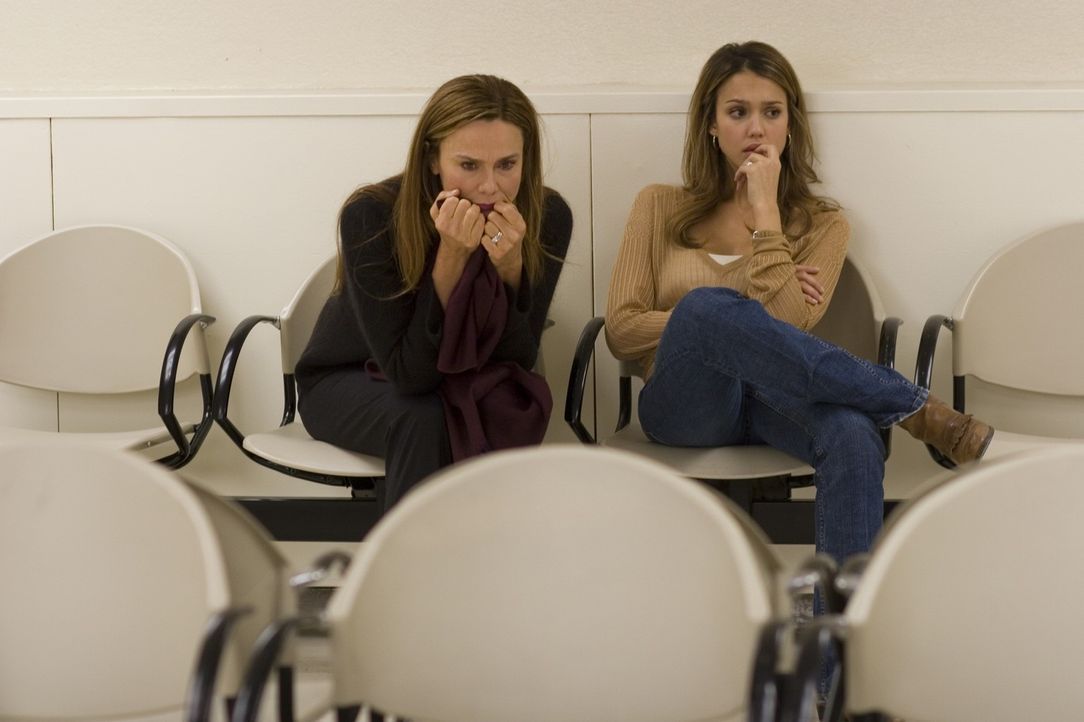 Zwei Frauen, Sam (Jessica Alba, r.) und Lilith (Lena Olin, l.), die vorgeben Clay zu lieben. Doch eine lügt! - Bildquelle: The Weinstein Company