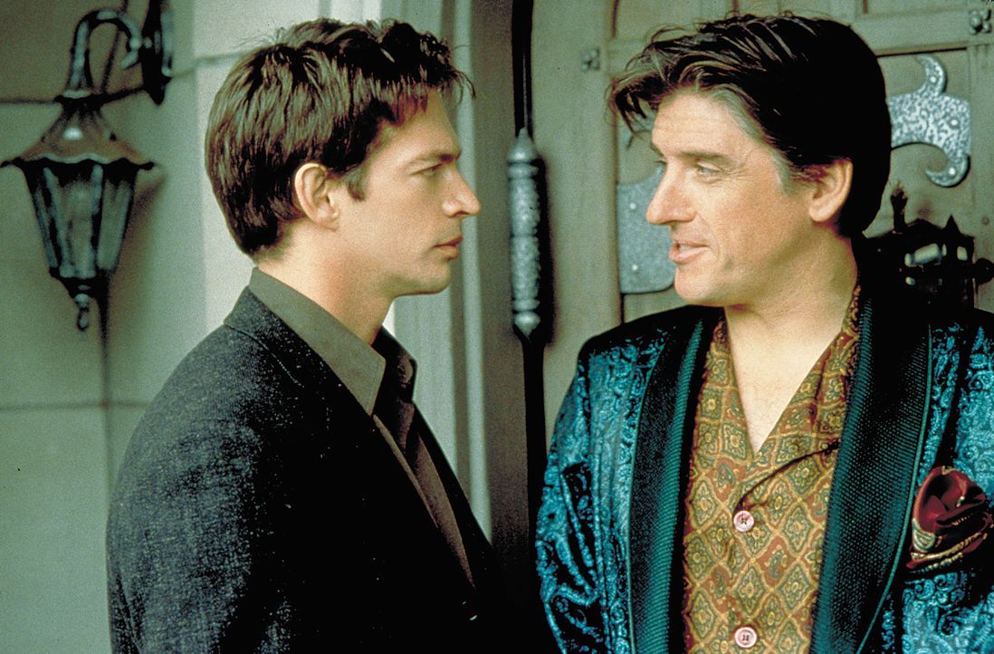 Stehen ratlos vor einem riesigen Problem: Daniel (Harry Connick jr., l.) und Jared (Craig Ferguson, r.) ... - Bildquelle: 2004 Sony Pictures Television International. All Rights Reserved.